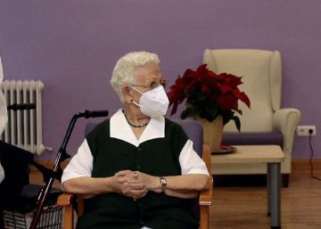 Araceli, momentos antes de ser vacunada. 