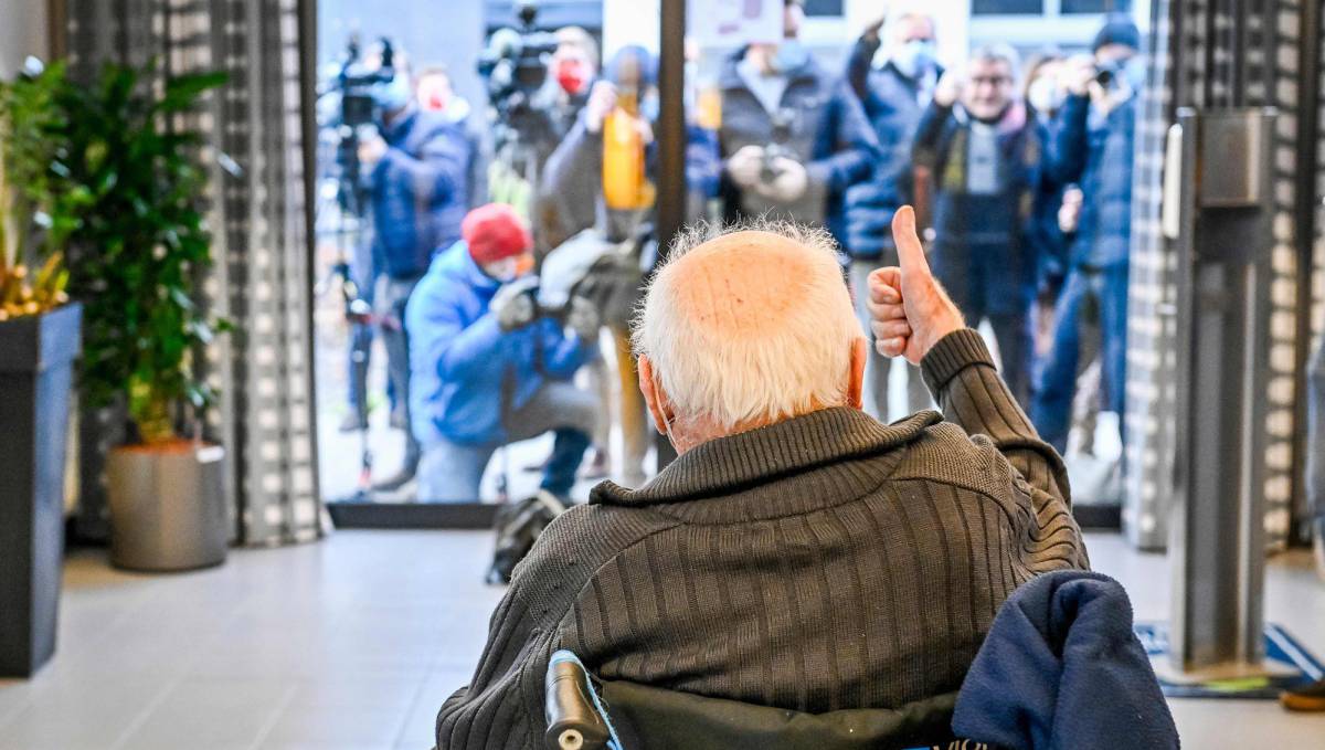 Un anciano tras ser vacunado contra el coronavirus, en Puurs (Bélgica).