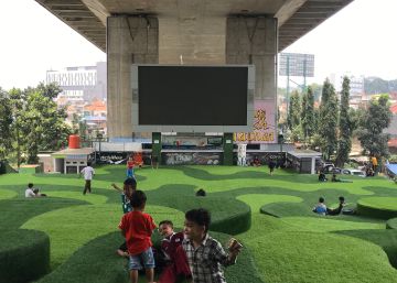 Disfrutar debajo de un puente