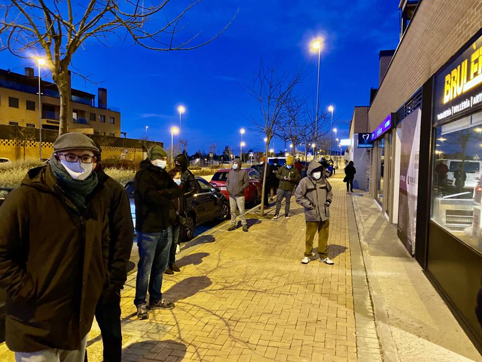 Queue at the door of the Brulée bakery at 8 in the morning. JC CAPEL