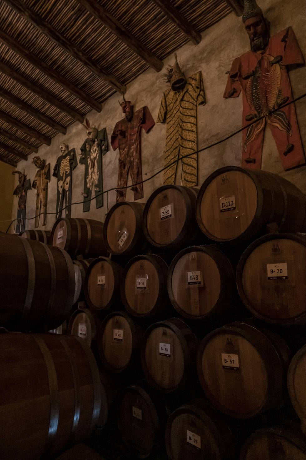 Cava de maduración en el palenque mezcalero Tres Danzantes.