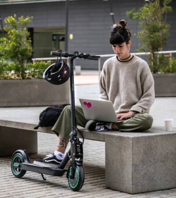 Viaja seguro en ciudad con la mejor oferta: un patinete eléctrico con casco y soporte para móvil por 339,99 euros