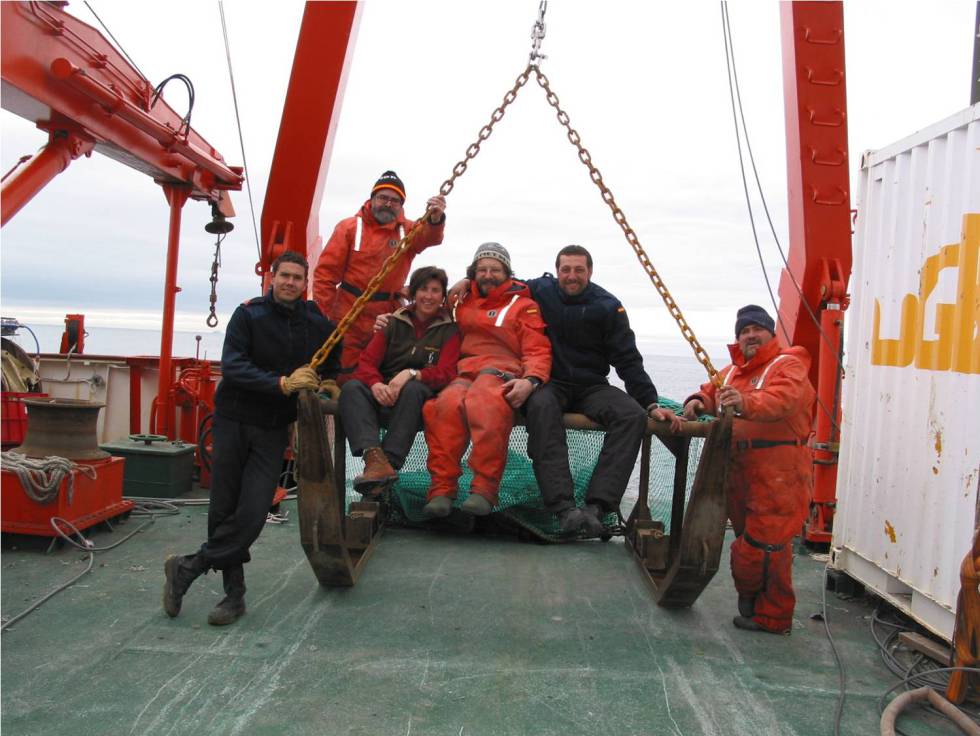 Ana Ramos, en la cubierta junto al equipo, en una expedición antártica en 2003.