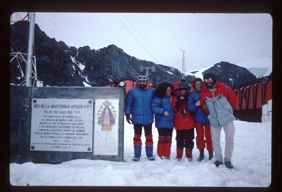 Cuenta Giraldez que esta es una foto de grupo de la primera campaña científico pesquera que se realizó en la Antártida y que se llamó  Antártida 8611 : 