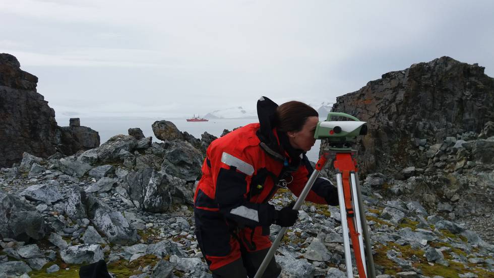 María Gómez en un viaje a la Antártida en 2017 de la mano del Instituto Hidrográfico de la Marina (IHM) y la Dirección General de Armamento Militar a bordo del  Hespérides  y con un trabajo centrado en el sistema de posicionamiento Galileo. Era la única mujer en la expedición.