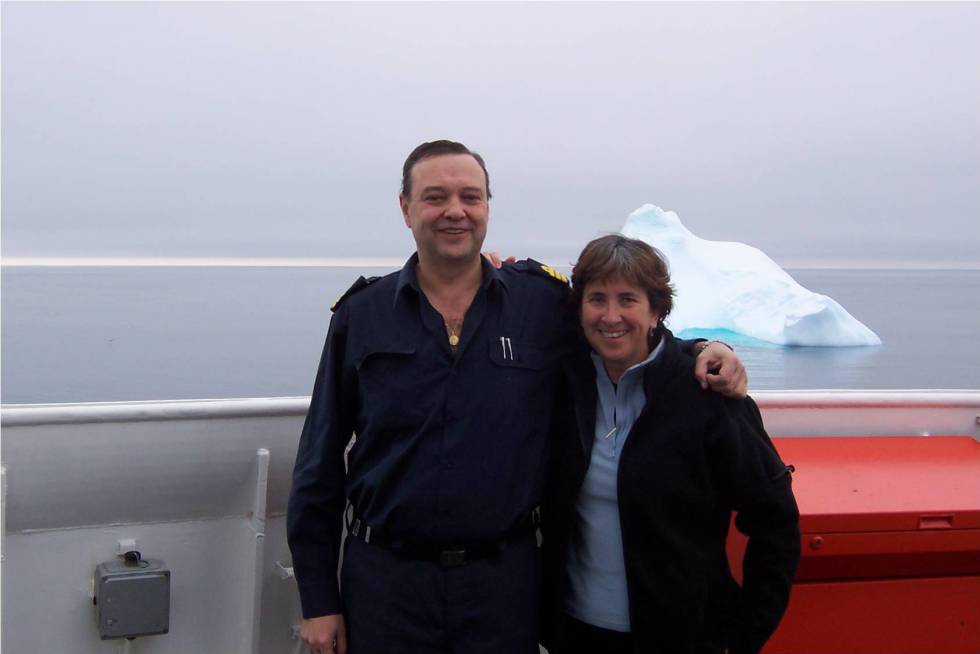 Ramos en una de sus expediciones antárticas junto al capitán del buque.