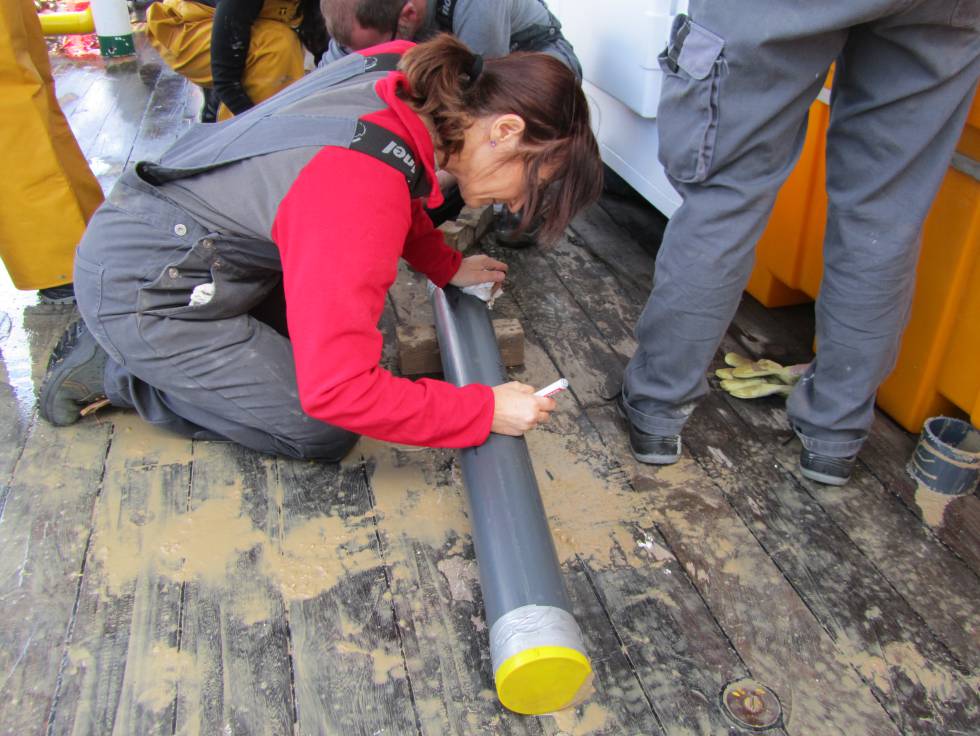 Belén Alonso en el muestreo de sedimentos en el barco  Sarmiento de Gamboa  en una campaña reciente.