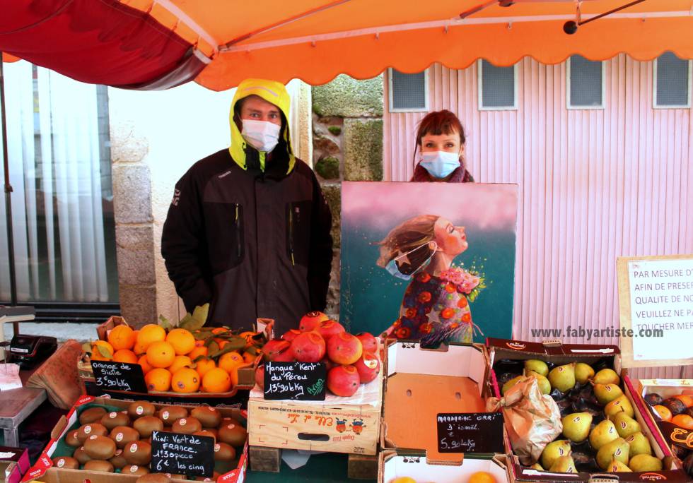 En el mercado de Murzillac se exponen bellas frutas, verduras... y telas