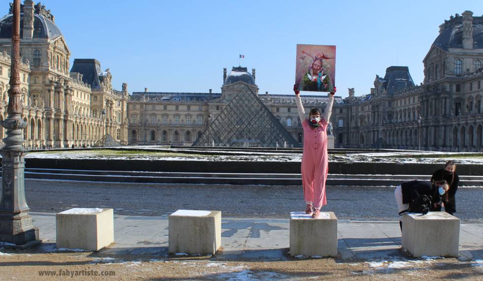 Arte (cerrado) dentro del Louvre y arte (abierto) delante del Louvre