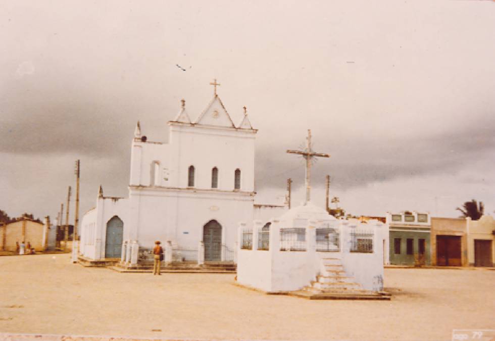 Mario Vargas Llosa ante la iglesia que el Conselheiro construyó en Bom Jesús, Bahía. Agosto 1979.