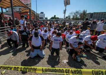 Migrantes en Tijuana piden de rodillas asilo a Estados Unidos