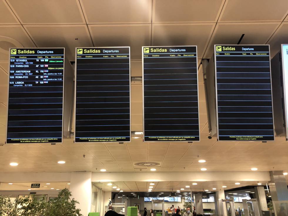 Las pantallas vacías de la Terminal 1 del aeropuerto de Barajas, un miércoles a las 11 horas. ¡Una caricatura de lo que fue!