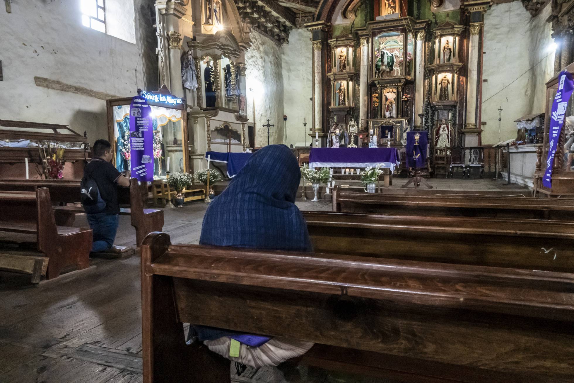 Feligreses rezan al interior de la iglesia de Nurio el abril del año pasado.