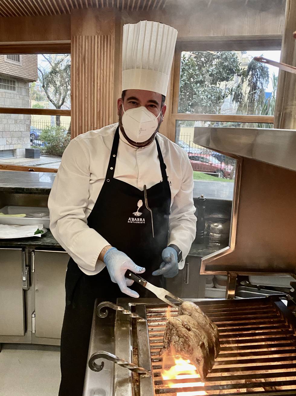 Sergio Manzano roasting the chops in the restaurant A´Barra.