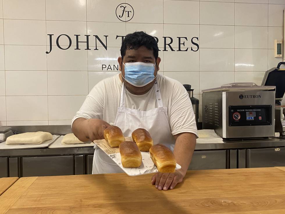 John Torres en su obrador. J.C. CAPEL
