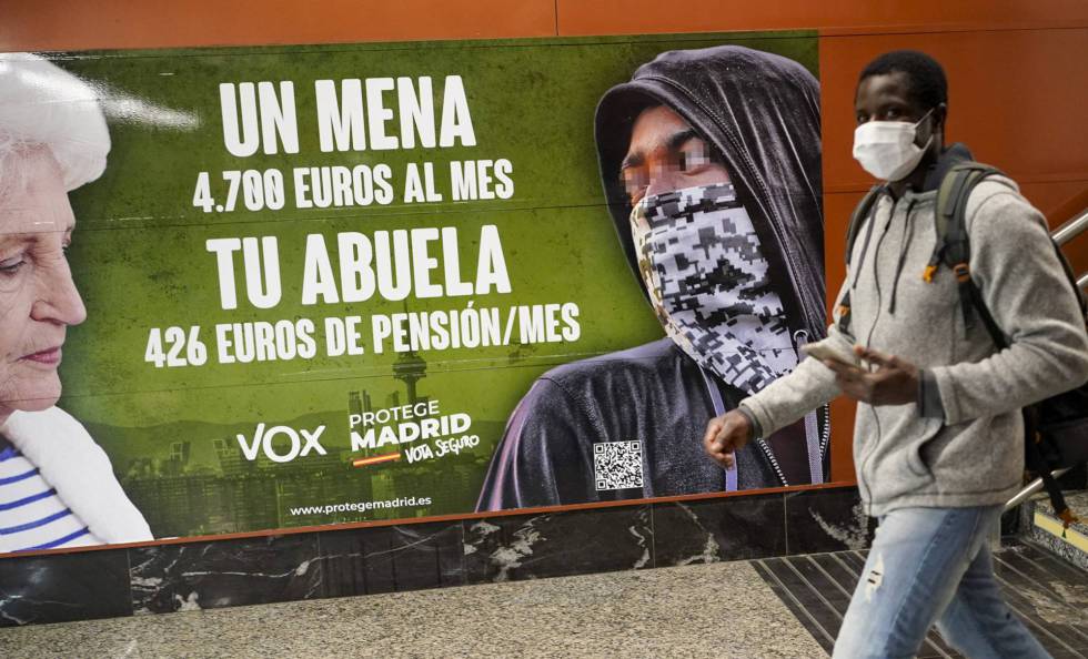 Cartel electoral de Vox, en una estación de Cercanías en Madrid.