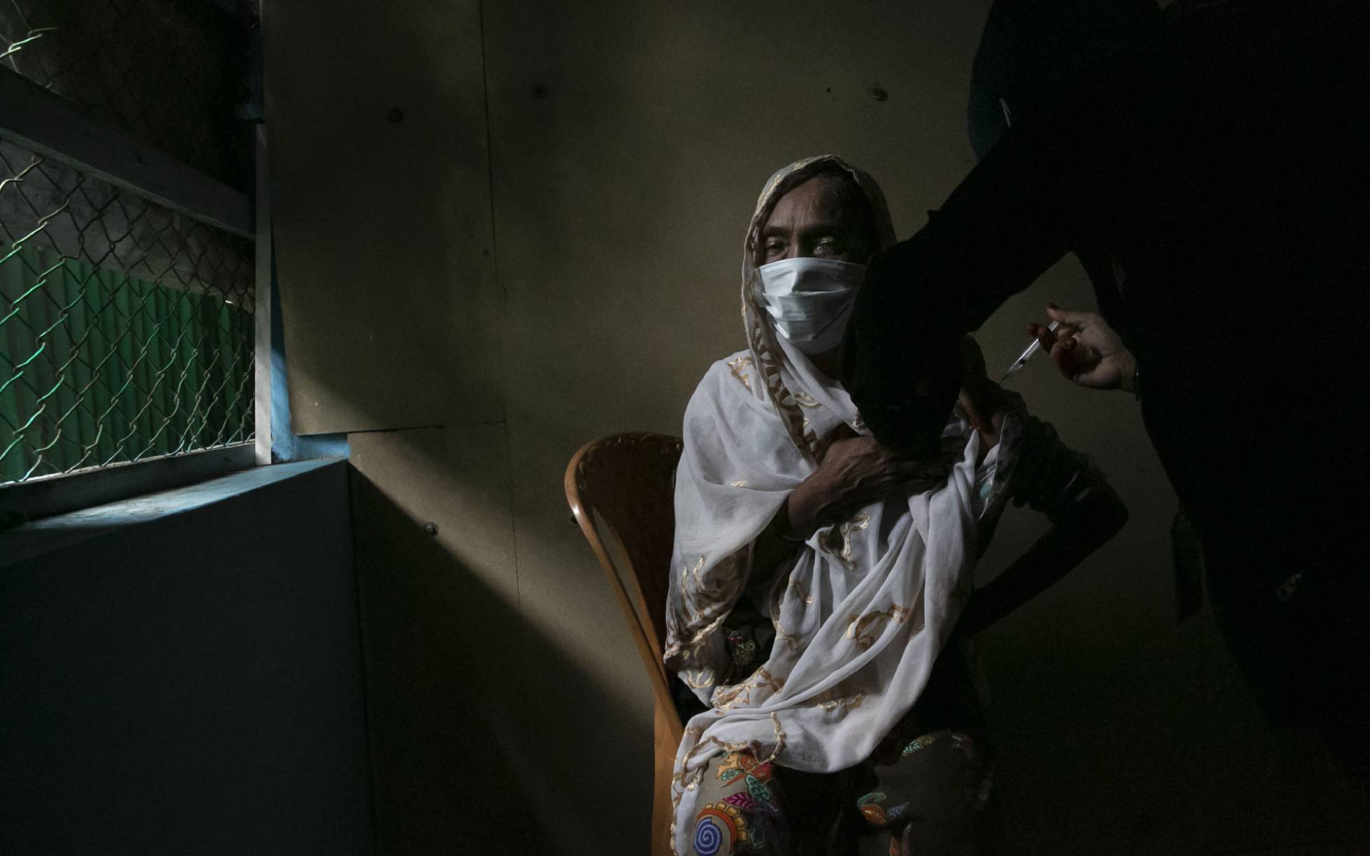 Fotos Bangladés Los rohinyás reciben la vacuna de la covid19