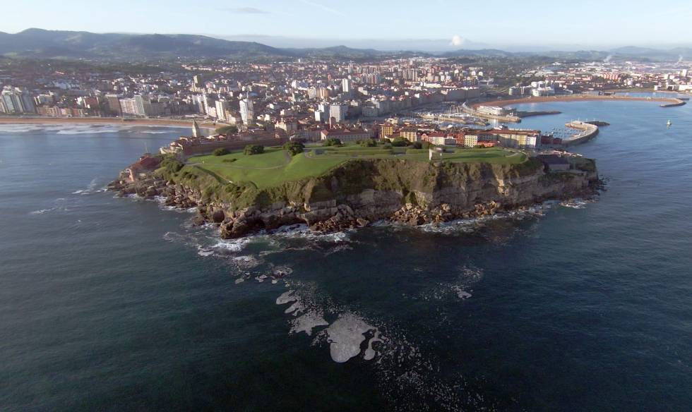 La Península de Chimavila separa las dos bahías de Gijón.