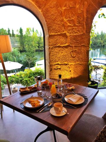 Desayuno con vista al Ebro en Palacio Tondón.