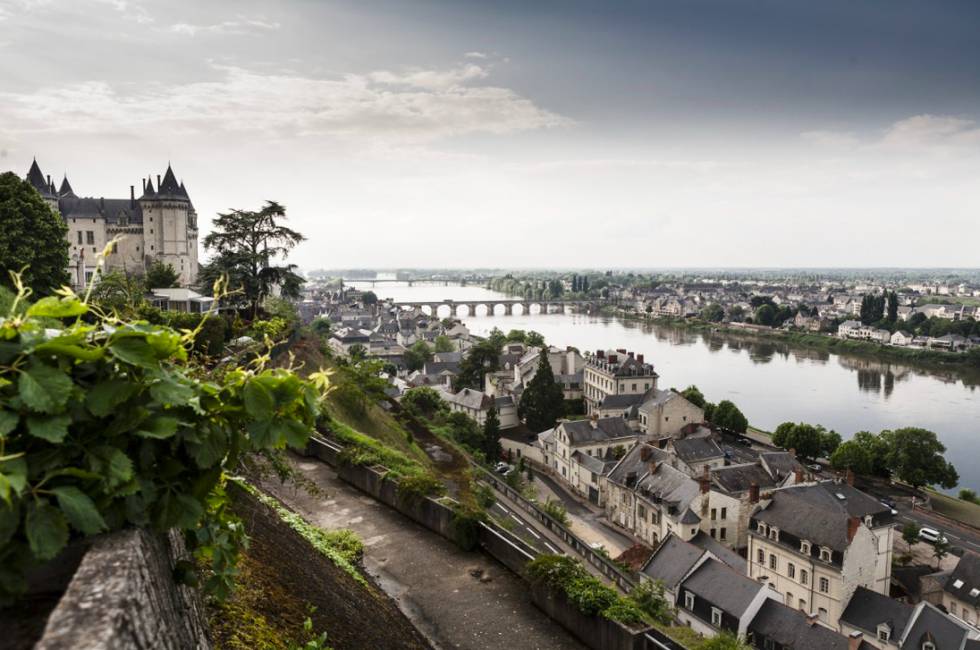 The castle of Saumurs from its promontory dominates the city and the Loire.