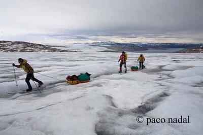 Travesía polar por la helada llanura interior que cubre Groenlandia