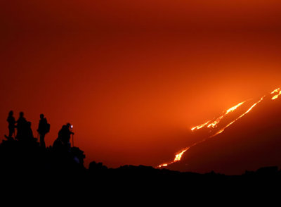 Un grupo de escaladores observa el volcán Pacaya (Guatemala) desde una prudente distancia.