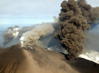 Columnas de humo que surgen del interior del volcán Etna, en la isla italiana de Sicilia.