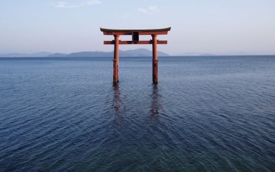 El 'torii' (puerta del templo) de la isla japonesa de Miyajima se cubre de agua con la marea alta. 