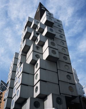 La torre Nakagin, en Tokio, una leyenda arquitectónica setentera (obra de Kisho Kurokawa).