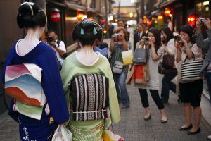 Mujeres vestidas al estilo tradicional en el barrio de Gion de Kioto, en Japón.