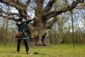 Un arquero emulando a Robin Hood delante del Major Oak, en el bosque de Sherwood, Nottinghamshire (Inglaterra).