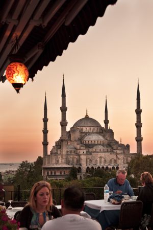 Vistas a la Mezquita Azul desde la terraza de un restaurante de Estambul.