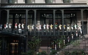 Fachada del 21 Club, en Manhattan (Nueva York), con su identificativa hilera de estatuas de 'jockeys'.