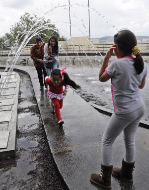 Niños jugando en el museo Yaku de Quito, dedicado al agua.