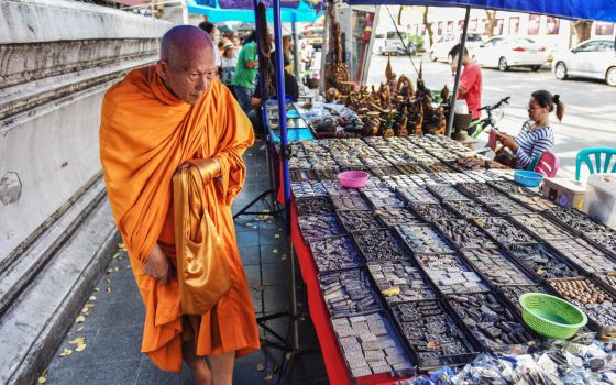 Se pierden los clásicos turísticos de Bangkok Se pierden los clásicos turísticos de Bangkok - Un monje budista a principios de 2015 en el ahora desaparecido mercado de los amuletos, en Bangkok.