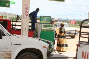Una mujer herero en una gasolinera de Opuwo.