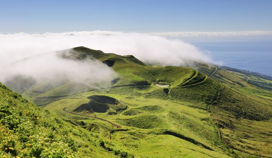 Cráter volcánico en la isla de San Jorge, en las Azores.  