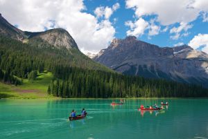 Ruta en kayak por el lago Emerald, en el parque nacional de Yoho (Canadá).