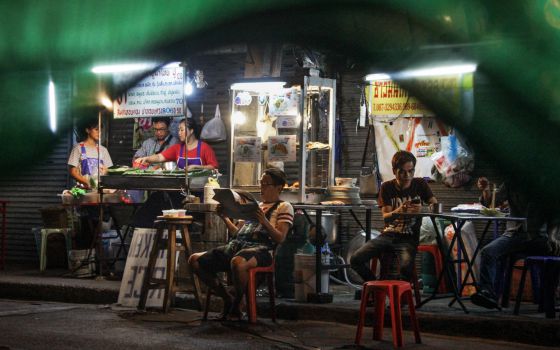 Comida callejera en Bangkok Comida callejera en Bangkok - Algunos de los puestos callejeros que permanecen abiertos en la mítica bocacalle 38 de Sukhumvit, en Thong Lor, una céntrica zona de Bangkok (Tailandia). Foto de Ana Salvá