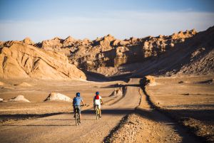 Dos ciclistas en el Valle de la Luna, en Atacama (Chile).