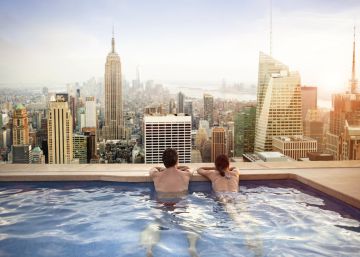 Contemplando el Empire State Building desde la piscina de un hotel de Manhattan, en Nueva York. 
