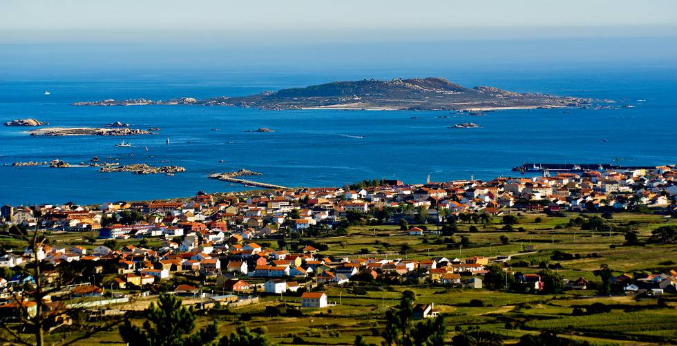 Vista de la isla de Sálvora desde Aguiño (Ribeira).