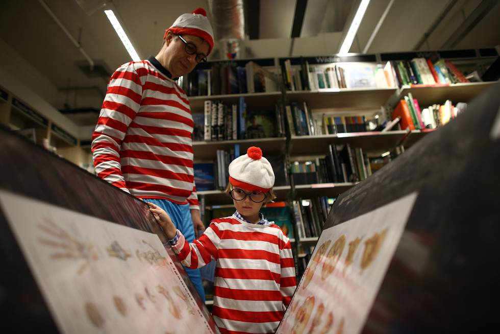Un hombre y hijo, disfrazados del personaje Wally, en un evento en la librería Foyles, en Londres. 