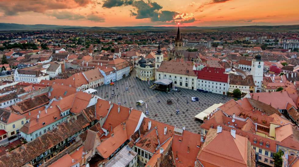 Atardecer en el centro histórico de Sibiu, en Rumanía.