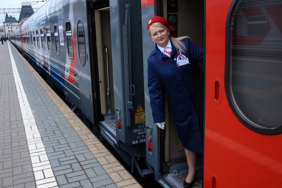 El tren Rossiya 12, en la estación moscovita de Yaroslavsky, dispuesto a emprender viaje hacia Vladivostok (9.259 kilómetros, 14 regiones, 90 ciudades, 16 ríos, 144 horas). 