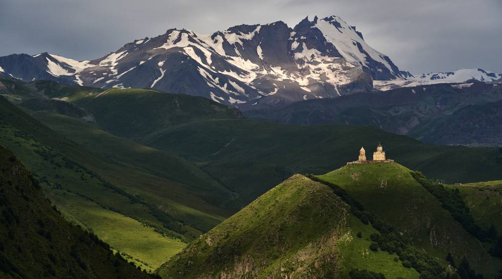 Igreja do povoado de Stepantsminda, na região caucásica de Mtskheta Mtianeti, na Geórgia.