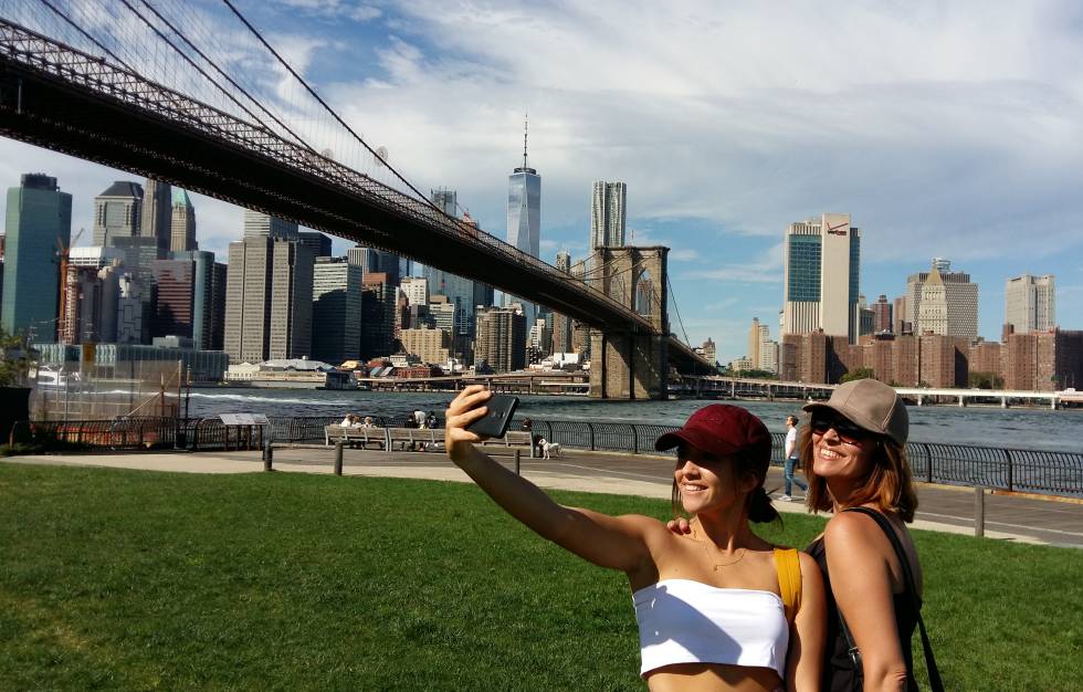 Una foto tomada por la hija mayor, Irene, en la que retrata a su hermana Sara haciéndose un selfie con su madre junto al puente de Brooklyn, con Manhattan al fondo.