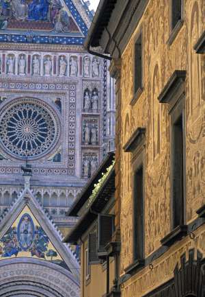 El rosetón gótico de la fachada de la catedral de Orvieto.