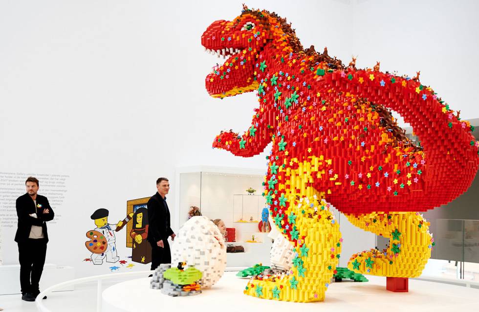 Un dinosaurio construido con piezas de Lego en una de las salas de las nueva Casa Lego en Billund (Dinamarca).