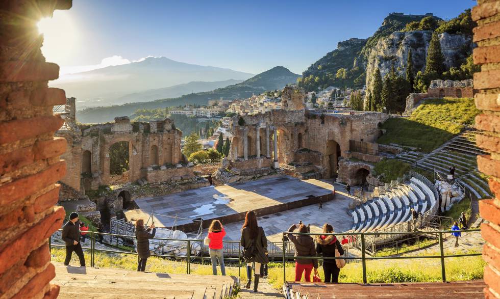 El teatro griego de Taormina, con el perfil del Etna, el gran volcán de Sicilia, al fondo.